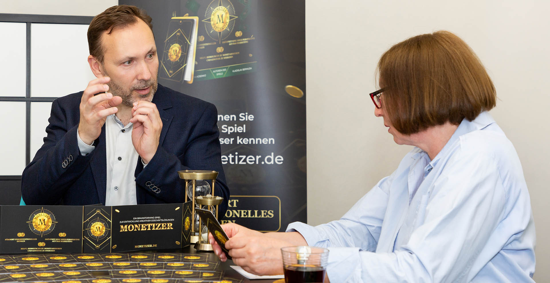 Alexander Neff führt ein Training für die Mitarbeiter des Unternehmens durch